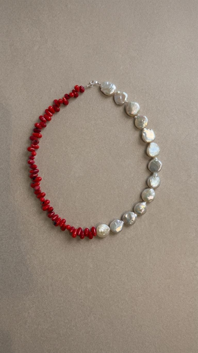 Girocollo Artigianale "Contrasto Corallo" in Corallo Rosso e Perle Scaramazze