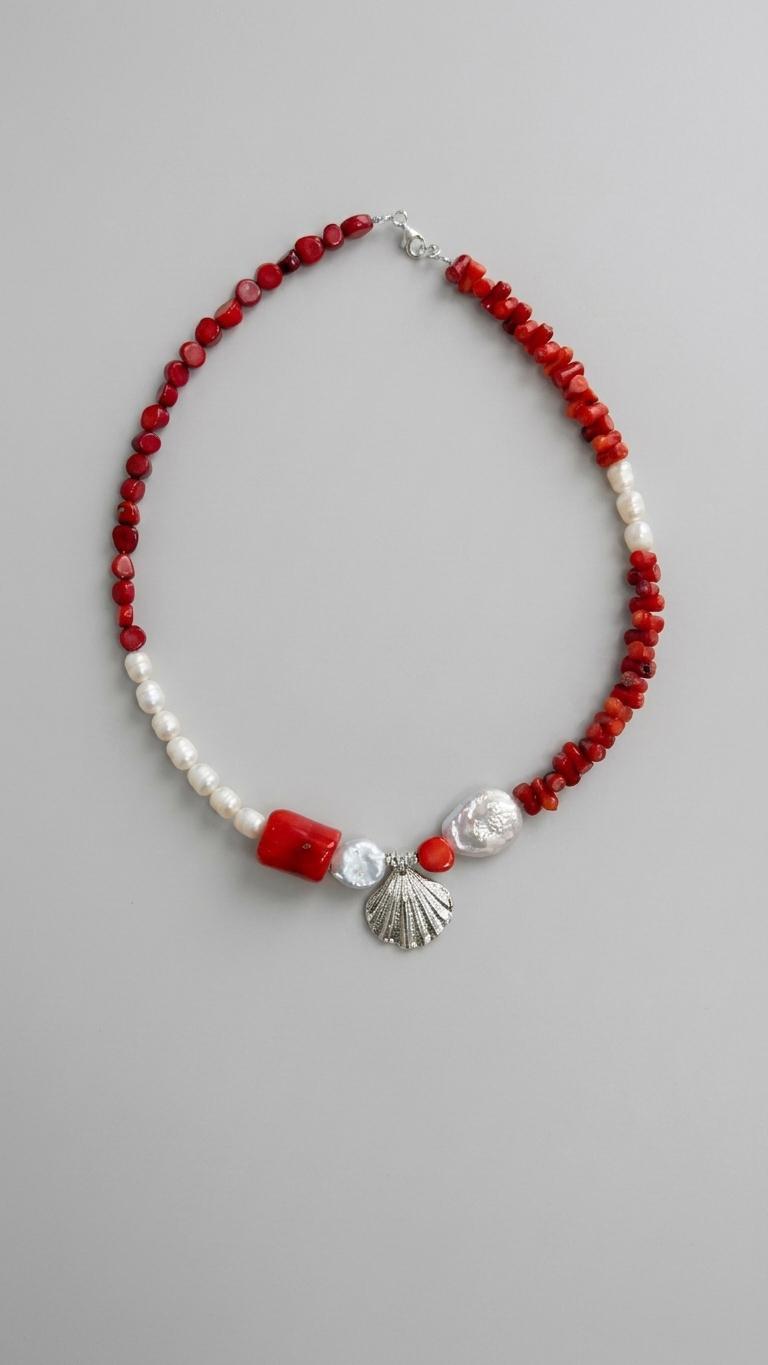 Girocollo Artigianale "Tesoro della Costa" in Corallo Rosso, Perle e Ciondolo Conchiglia