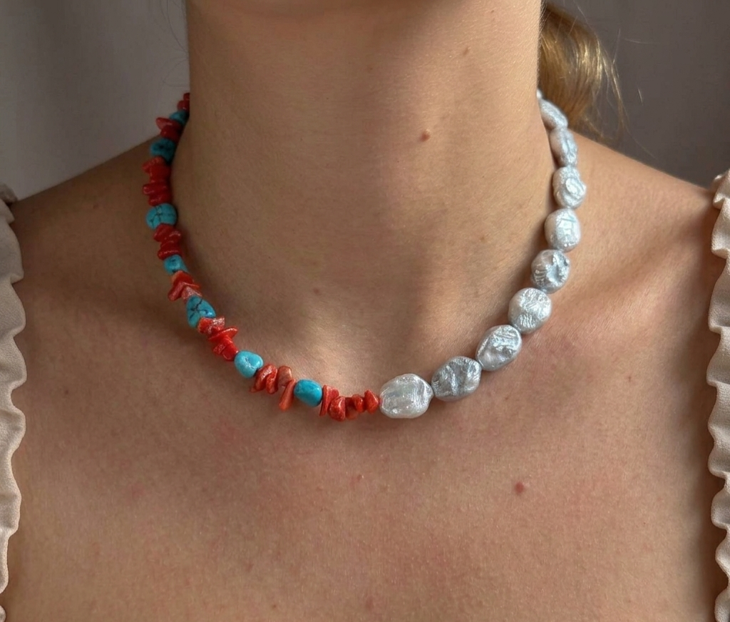 Collana Girocollo Asimmetrica "Eclissi Marina" in Perle Scaramazze, Corallo e Turchese