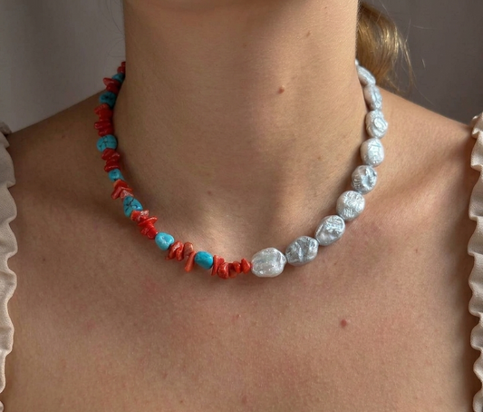 Collana Girocollo Asimmetrica "Eclissi Marina" in Perle Scaramazze, Corallo e Turchese