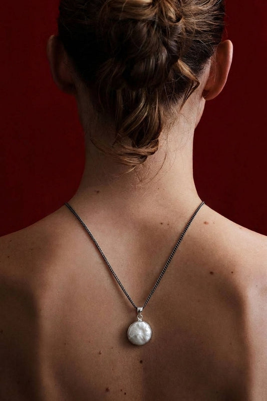 Collana Perla Scaramazza: Il Fascino del Contrasto
