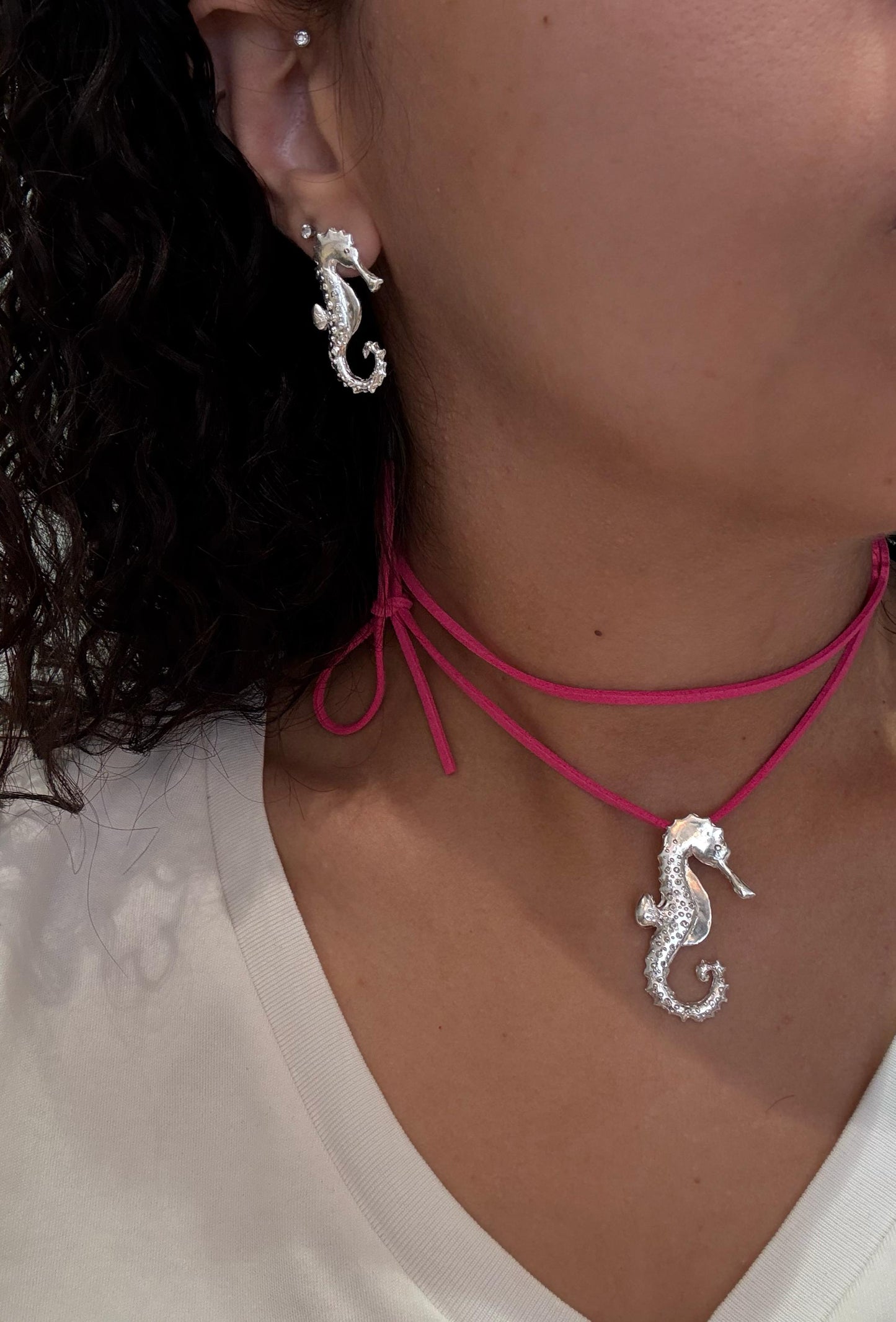 Collana con cavalluccio marino e cordone colorato