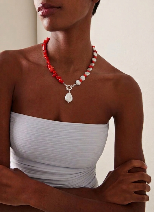 Collana "Contrasto Marino" con Perle Barocche, Corallo e Ciondolo Scaramazza