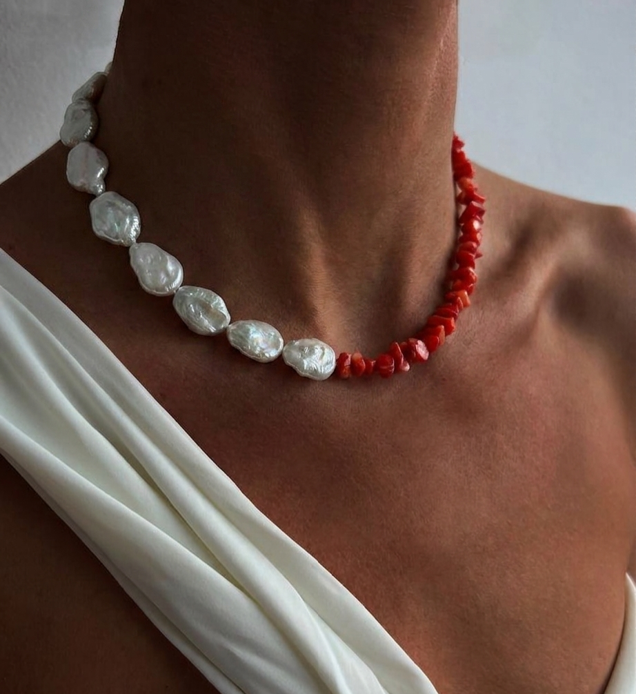 Collana "Contrasto Divino" in Perle Barocche e Corallo Rosso