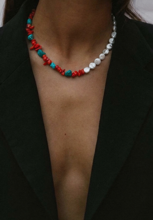 Collana Girocollo Asimmetrica "Eclissi Marina" in Perle Scaramazze, Corallo e Turchese