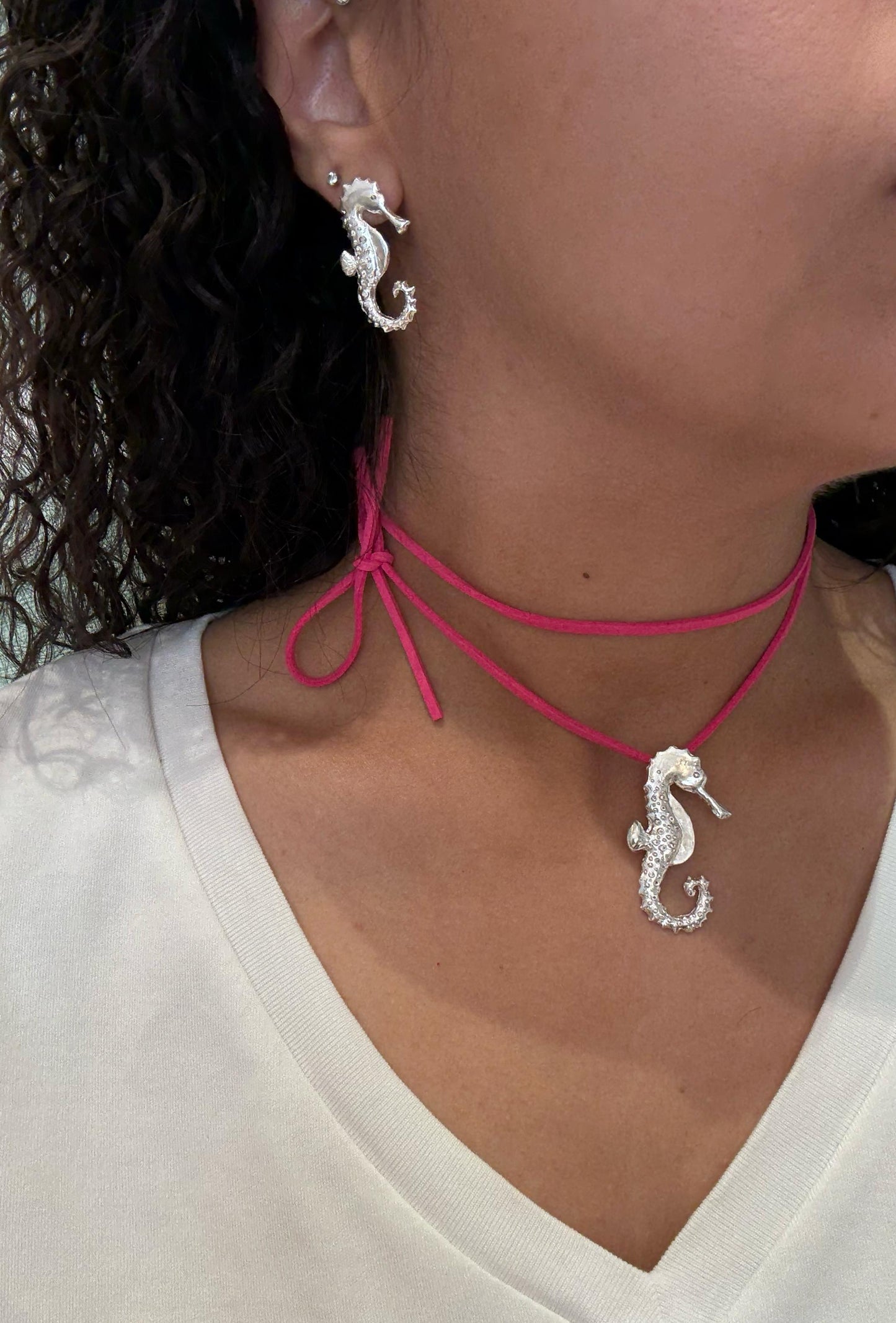 Collana con cavalluccio marino e cordone colorato